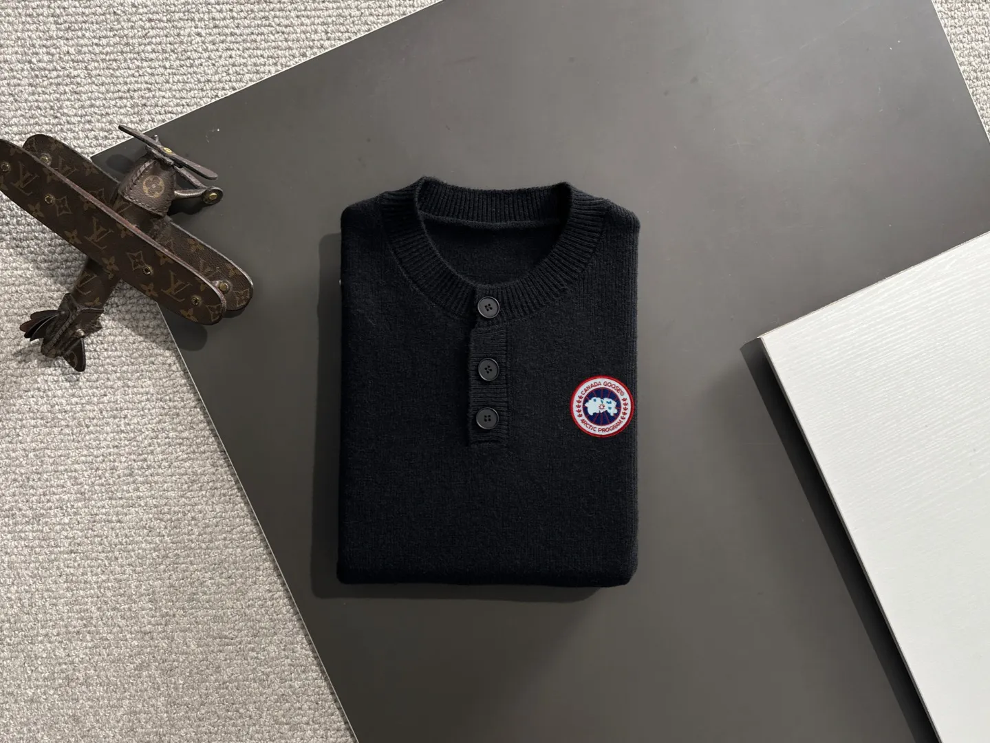 Next day shipping P360 Big Goose 2025 official website latest winter sweater, popular items are on sale at the counter simultaneously! Specially made of wool blended fabric. It feels comfortable and can be directly in contact with the skin. The logo badge is exquisitely embroidered, which is extremely eye-catching! The details highlight the fashionable charm of big brands. Exquisite workmanship. Three-dimensional cutting style. The wearing effect is invincible and handsome! All three standards are complete! Size: M-2XL